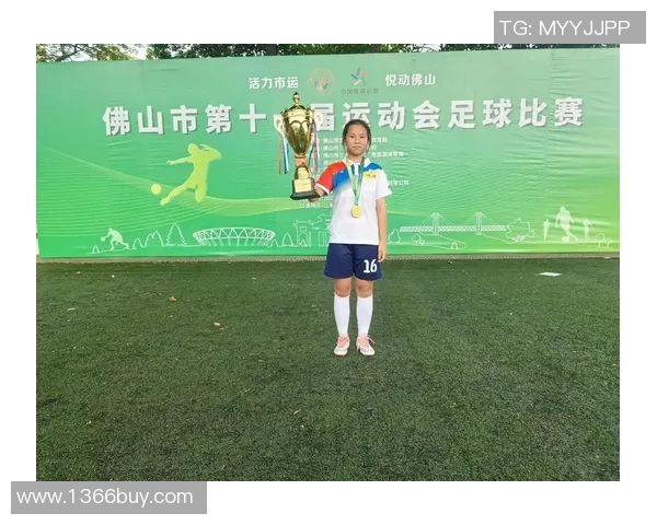 热爱足球的我在绿茵场上追逐梦想与激情的每一个瞬间