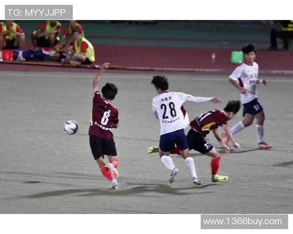 足球比赛中参与踢球的人员数量及其对比赛的影响分析